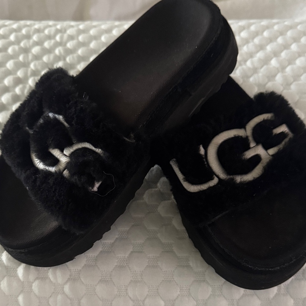UGG Black Fuzzy Logo Slides